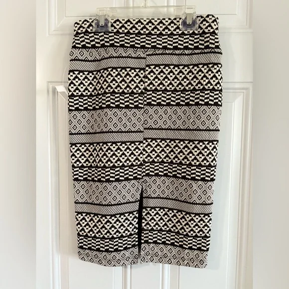 NWT Black and White Patterned Women's Skirt✨ - Picture 4 of 6